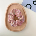 Roze geruite stoffen scrunchie gepresenteerd op een natuurlijk houten dienblad - 6# Room Aardbeienblokjes