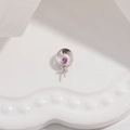 Dettaglio del pendente in argento S925 con pietra viola rotonda e zirconi lucidi - Stile E / Oro bianco