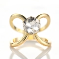 Elegante anello per foulard a camelia dorata con diamante rotondo lucido su fondo bianco - Oro Strass Bianco