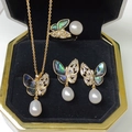 Goldenes Schmetterlingsperlen-Schmuckset mit Halskette Ohrringen und Ring im Etui - Mit Kette Mit Box / Weiß