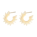 Elegante 18K vergulde titanium stalen C-vormige oorbellen met een zonnestraal patroon - Zonnestraal Oorbellen (SE21011205G) / Goud