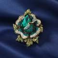 Spilla a rosa di lusso con grande cristallo verde su sfondo di seta blu scuro - Verde