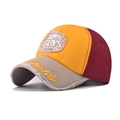 Détail d'une casquette de baseball en coton multicolore avec broderie GUYS et patch vintage - Réglable / Jaune