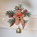 Handgefertigter Weihnachts-Lebkuchenmann mit Tannenzweigen und goldenem Glöckchen - Kleine Rot-Grüne Karoschleife Roter Hut Lebkuchenmann / Klein