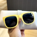 Détail de la monture carrée jaune mate et des verres teintés noirs pour enfants - Jaune (Pliable)