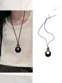 Collier long minimaliste avec anneau en résine et cordon noir sur pull blanc - Collier en Résine Ronde Plate Cordon Café Noir (3#)