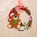 Weihnachtskranz aus Rattan mit Plüschbär und Filz-Schneebäumen zur Deko - Bär