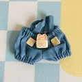 Blaue Denim-Puppen-Latzhose mit Bären-Anhänger und Happy Day Text für 17cm Plüschtier - Passend für 17cm Puppe / Jeans-Latzhose mit Hundemuster / Blau