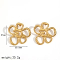 Detail van 18k vergulde bloemoorbellen met afmetingen 51mm en een gewicht van 20,2 gram - Gouden Holle Camellia Oorbellen (TE60549)