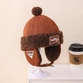 Cappello invernale marrone caramello per bambini con toppa orso Lucky e pompon - Bambini / Caffè Scuro