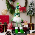 Gnome de Noël avec bonnet vert à flocons assis sur un camion de jouet vintage rouge - Style Jambes Suspendues / Vert