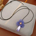 Detalle del collar de flor con pétalos azules y colgante de gota de cristal púrpura - Collar-Negro-Púrpura