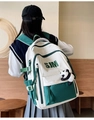 Detail van college rugzak met groene SJM-print en panda pluche hanger als accessoire - Groen + Geen Hanger