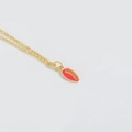 Retro ster ketting met een rode schelpvormige hanger aan een fijne gouden ketting - Rozerode Schelp
