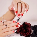 Faux ongles 3D Halloween blancs avec motif sanglant rouge et forme stiletto pointue - JP1239