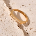 Eleganter vergoldeter Ring aus Titanstahl mit funkelnden Zirkonia-Steinen im D-Design - US 6 / Gold