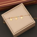 Vue détaillée des breloques d'étoiles dorées et perles émaillées colorées sur le bracelet - Style Étoile