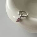 Detalle de anillo plateado con textura, colgante de circón rosa y motivo de relieve - Anillo de Circonita Rosa con Relieve de Rosa (J0433B)