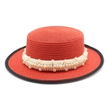 Cappello di paglia rosso stile boater con decorazioni di perle e bordo nero elegante - M (56-58cm) / Rosso