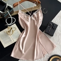 Nuisette en satin champagne pour femme avec bordure en dentelle et fente latérale - Rose Clair
