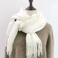 Écharpe d'hiver blanche élégante aspect cachemire avec franges portée par un mannequin - 70*200cm / Crème