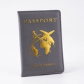 Dettaglio copri passaporto grigio in similpelle con scritte dorate PASSPORT e HAPPY TRAVEL - Grigio