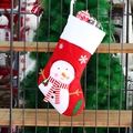 Roter Weihnachtsstrumpf mit Schneemann-Dekor und weißem Plüschrand am Ständer - Schneemann Stil (JHY20028B)
