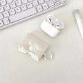 Dettaglio della custodia trapuntata crema per auricolari con chiusura a bottone - Bianco Latte
