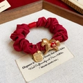 Détail du chouchou en soie rouge avec poney doré et pendentif Fu porte-bonheur - 33# Elastique-Rouge-Cheval-Bénédiction