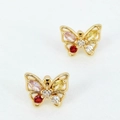 Gros plan sur les boucles d'oreilles papillon dorées serties de zircons colorés marquise - Rouge