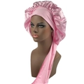 Dettaglio della cuffia da notte in raso rosa con lunghi nastri su testa di manichino - Taglia unica / Rosa