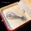 Detalle de broche de llave plateado con circonitas en caja de regalo roja mostrando medidas - Estilo con Forma de Llave (B1387)