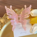 Rosafarbene schillernde Schmetterling-Haarklammer aus Acryl auf einem goldenen Tablett - Irisierendes Mädchenrosa