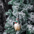 Colgante de gnomo navideño con gorro verde de punto y barba blanca en árbol nevado - Ondas Gris Verde