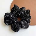 Scrunchie in tessuto nero con pois bianchi e motivi a fiocco disegnati a mano per donna - Nero
