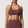 Gros plan sur la texture côtelée de l'ensemble brassière de sport et legging sans couture - Marron