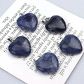 Pendentifs cœur en sodalite bleue avec fermoirs métalliques argentés sur fond blanc - Collier (Avec corde noire) / Lapis-lazuli