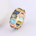 Anillo de eternidad arcoíris con circonitas rectangulares de colores bañadas en oro - US 6 / Colorido