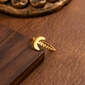Anillo retro de titanio bañado en oro de 18K con luna creciente y diseño de cuentas - Dorado