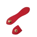 Detail einer roten Leder-Schnalle mit goldenem Metalldruckknopf und Nahtlöchern - Rot