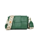 Borsa a tracolla in pelle intrecciata verde con cinturino geometrico e dettagli dorati - Verde