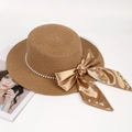 Nahaufnahme von Vintage Strohhut mit goldener Satinschleife und weißen Perlendetails - Einheitsgröße / Dunkelbeige