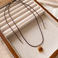 Collana vintage con ciondolo quadrato in ambra e cordino marrone scuro in astuccio - Collana a strappo con ciondolo in occhio di tigre quadrato - circonferenza circa 44 cm
