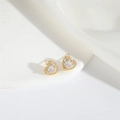 Elegante goldene Herzohrstecker mit Edelsteinen und Diamanten auf weißem Display - Herzform