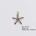 Dettaglio del ciondolo a stella in lega con strass bianchi e smalto nero decorato - Stile 2 Stella / Oro