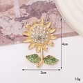 Dettaglio spilla girasole dorata con cristalli con dimensioni 4cm x 3cm e peso 10g - Girasole Oro