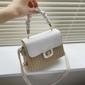 Stroh-Handtasche in Beige und Weiß mit gerafftem Griff und goldenem Metallverschluss - Weiß
