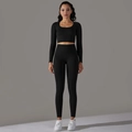 Detail von schwarzem nahtlosem Yoga-Set mit Waffelstruktur-Crop-Top und langer Fitnesshose - S / Schwarz