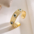 Detail eines 18K vergoldeten Armreifs mit grünen bösen Augen und Wabenstruktur-Oberfläche - Gold Grün Böser Blick (31281)