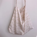 Sac fourre-tout en coton beige à fleurs rouges avec une large bandoulière souple - Motif de Marbre Rose